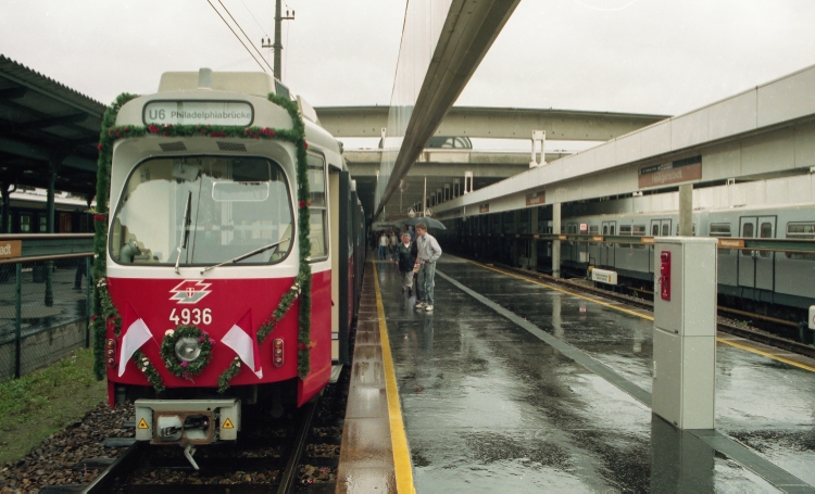 U6 Eröffnung von der Gumpendorferstraße zur Philadelphiabrücke am 7.Oktober 1989, Zug steht in Heiligenstadt bereit