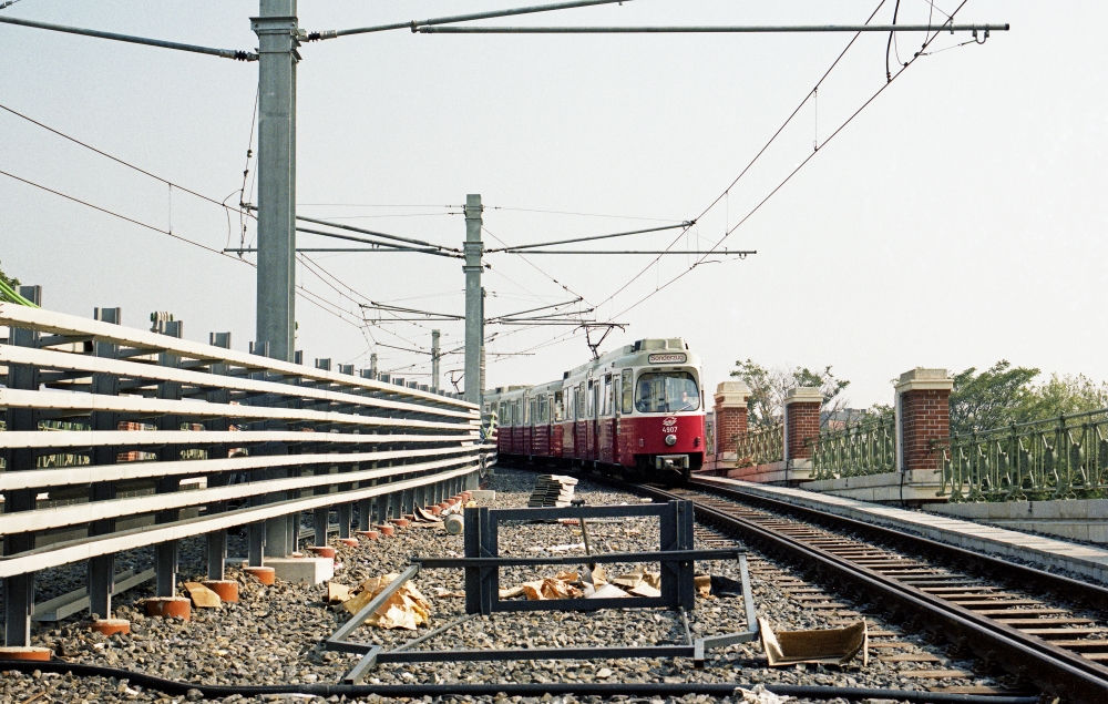 U-Bahn Zug auf der Strecke kurz vor der Längenfeldgasse mit der Type E6-c6 ,Sep 89