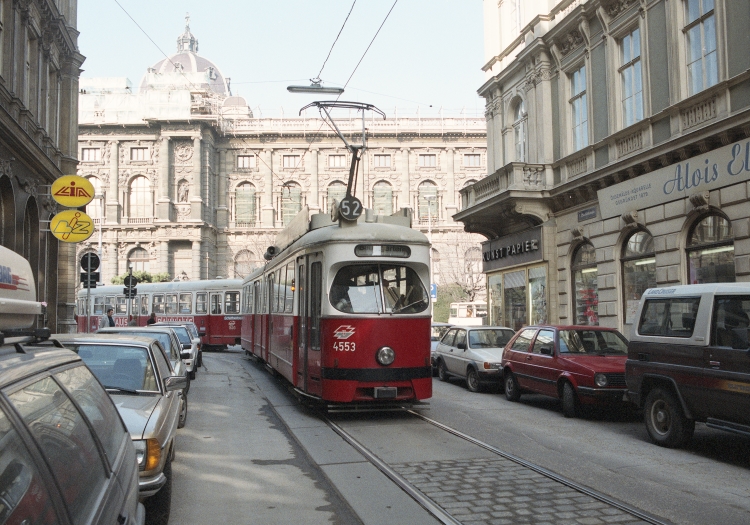 Zug der Linie 52 in der Elisabethstraße kurz vor der Endstelle Burgring