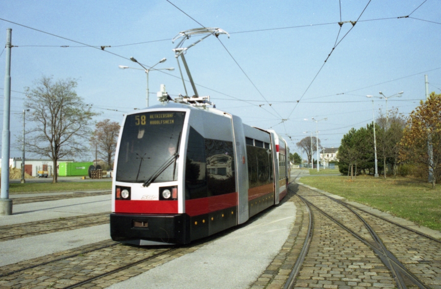 Ulf Versuchsträger 2. Ausführung mit Porsche-Design, Mittelteil niederflurig und Heckteil c-Beiwagen in der Hauptwerkstätte Simmering 1994