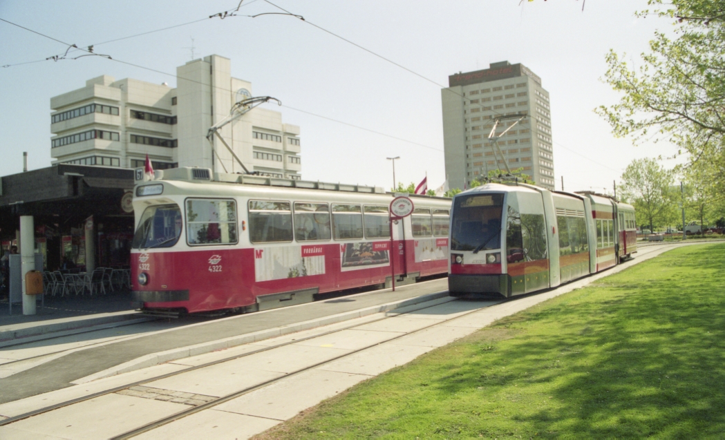 Ulf Versuchsträger 2.Ausführung mit Porsche-Design, Mittelteil Niederflurig und Heckteil c-Beiwagen in Oberlaa  und Linie 67 Type E2-c5 ,1994