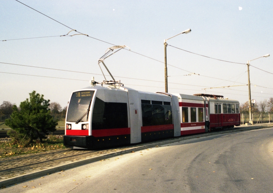 Ulf Versuchsträger 2.Ausführung mit Porsche-Design, Mittelteil niederflurig und Heckteil c-Beiwagen in der Hauptwerkstätte Simmering 1994