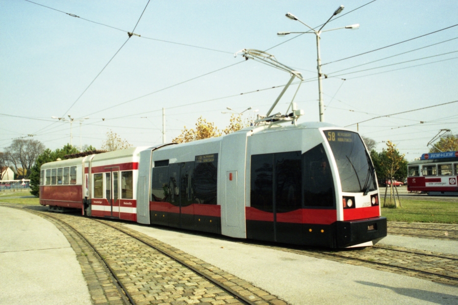 Ulf Versuchsträger 2.Ausführung mit Porsche-Design, Mittelteil niederflurig und Heckteil c-Beiwagen in der Hauptwerkstätte Simmering 1994