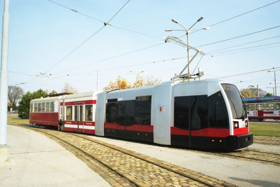 Ulf Versuchsträger 2. Ausführung mit Porsche-Design, Mittelteil niederflurig und Heckteil c-Beiwagen in der Hauptwerkstätte Simmering 1994