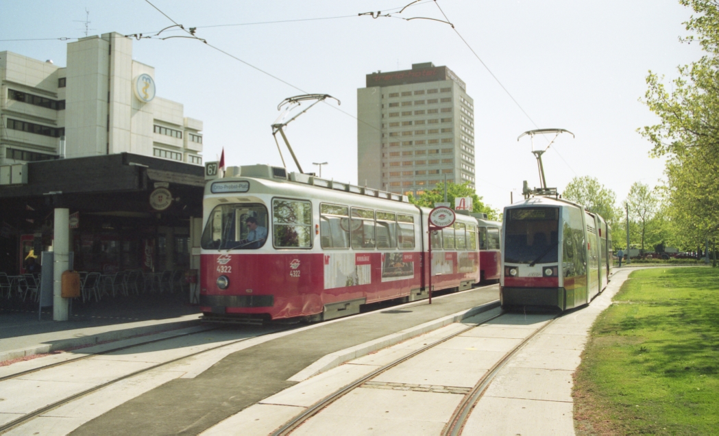 Ulf Versuchsträger 2.Ausführung mit Porsche-Design, Mittelteil Niederflurig und Heckteil c-Beiwagen in Oberlaa mit Zug der Linie 67 Type E2-c5  1994