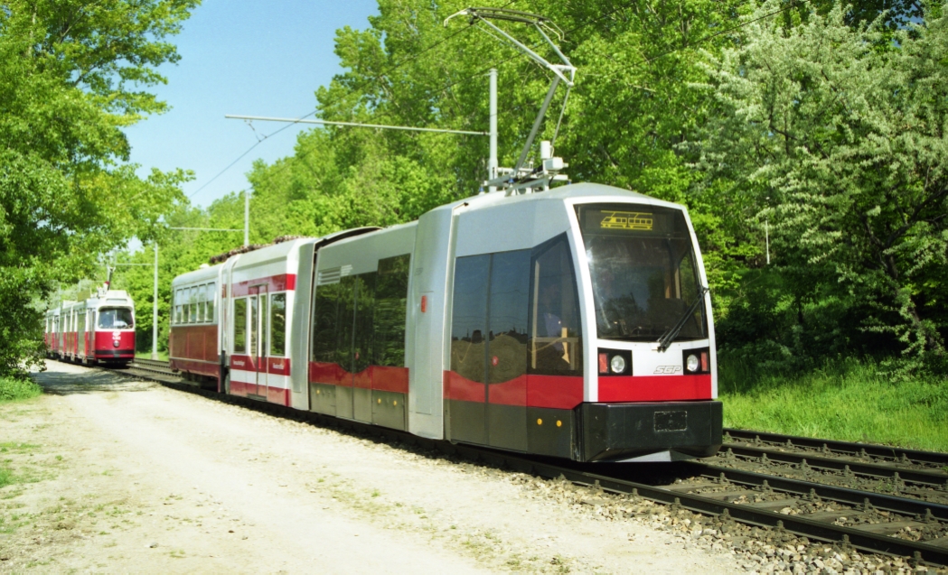 Ulf Versuchsträger 2. Ausführung mit Porsche-Design, Mittelteil niederflurig und Heckteil c-Beiwagen in Oberlaa 1994