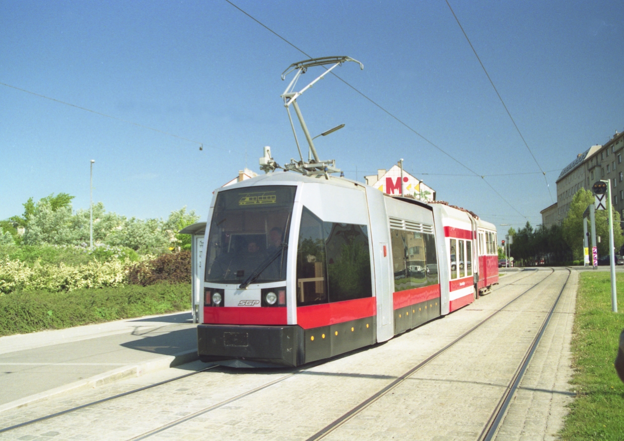 Ulf Versuchsträger 2.Ausführung mit Porsche-Design, Mittelteil Niederflurig und Heckteil c-Beiwagen am Verteilerkreis Favoriten Linie 67, 1994