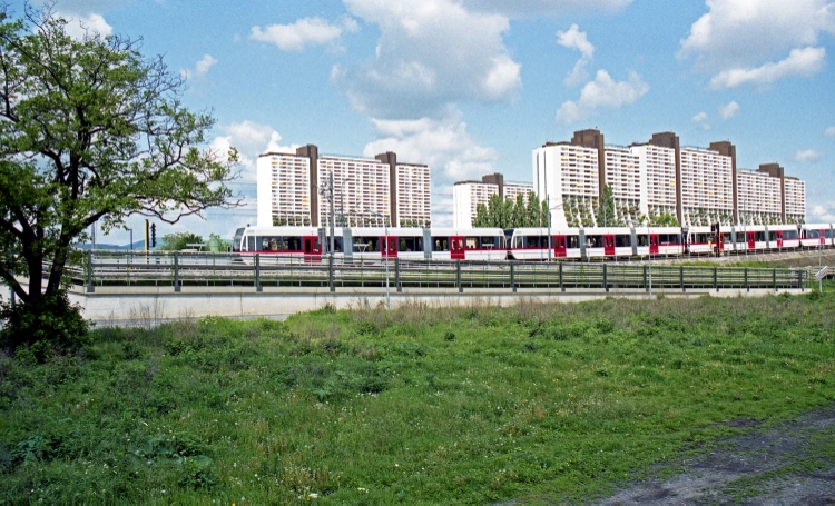 U-Bahn Zug der Linie U6 mit der Type T  vor der Station AltErlaa im Mai 1995