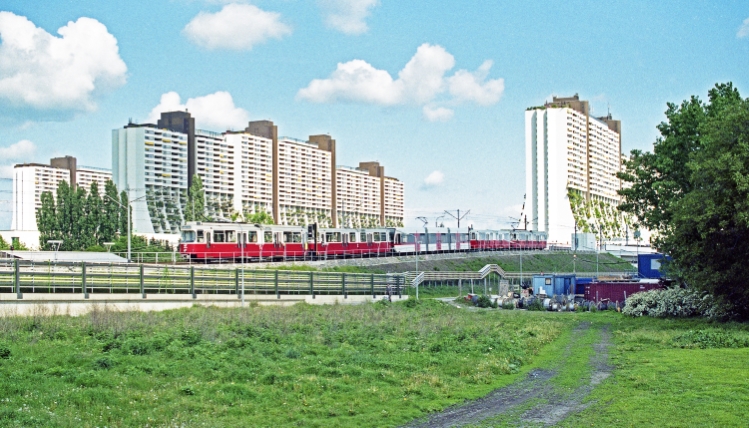 U-Bahn Zug der Linie U6 in Fahrtrichtung Siebenhirten nach der Station AltErlaa im Mai 1995