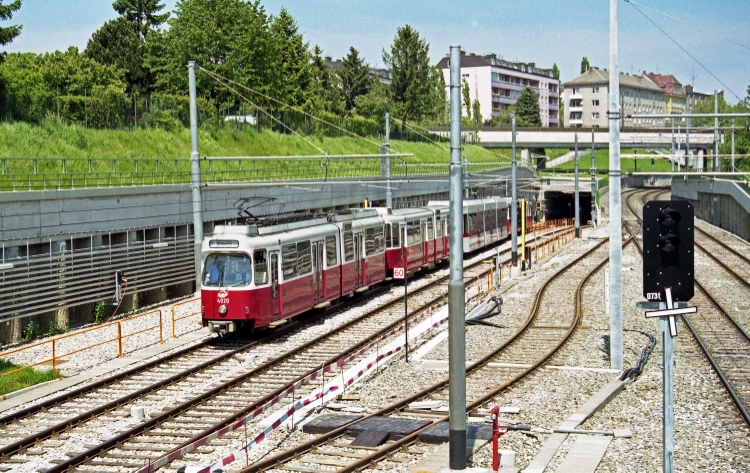 U-Bahn Zug der Linie U6 in Fahrtrichtung Siebenhirten zwischen Philadelphiabrücke und Tscherttegasse, Mai 1995