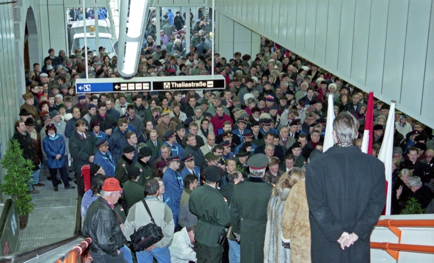 Eröffnung der U3 nach Ottakring kurz vor der Fahrt des ersten Zuges am 5.Dezember 1998.