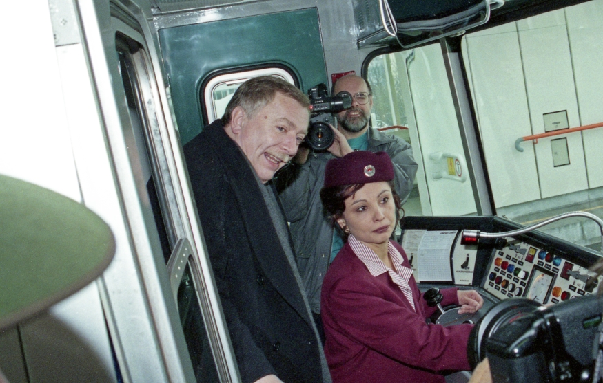 Eröffnung der U3 nach ottakring  mit Bgm.Häupl und U-Bahn Fahrerin 5 Dezember 1998
