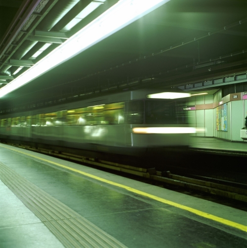 Silberpfeil der Wiener Linien in der U2-Station Karlsplatz.