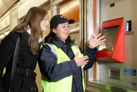 Das Linienservice der Wiener Linien unterstützt Fahrgäste mit Informationen und beim Benützen der Öffis und achtet auf die Einhaltung der Hausordnung.