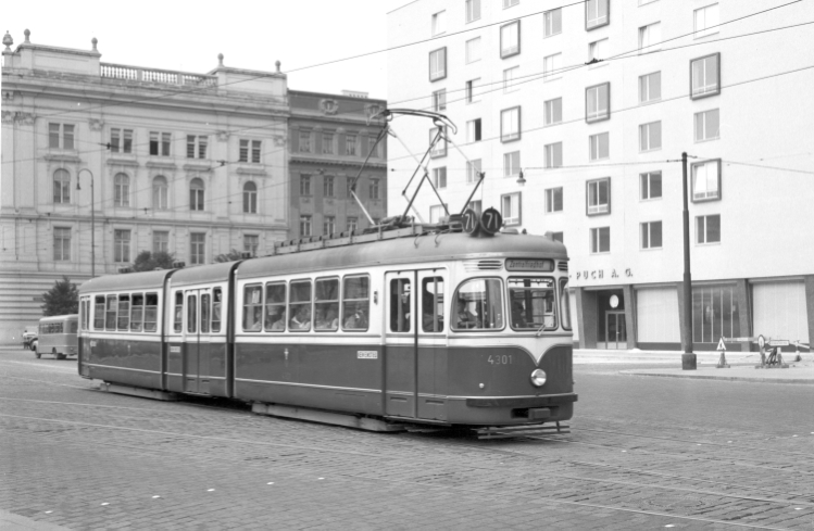 Triebwagen 4301, Type D, als Linie 71 im Jahr 1958 Schwarzenbergplatz