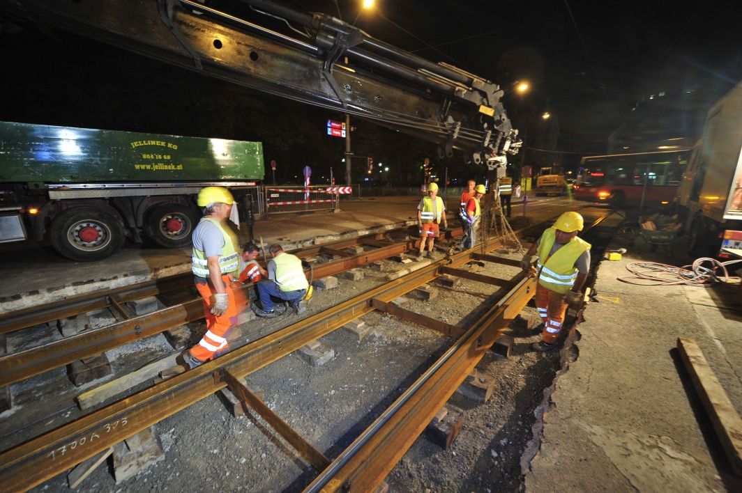 Nächtliche Instandhaltungsarbeiten der Straßenbahngleise in der Währinger Straße.