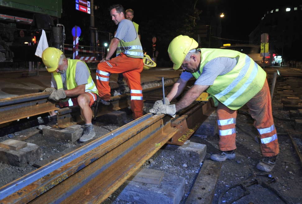 Nächtliche Instandhaltungsarbeiten der Straßenbahngleise in der Währinger Straße.