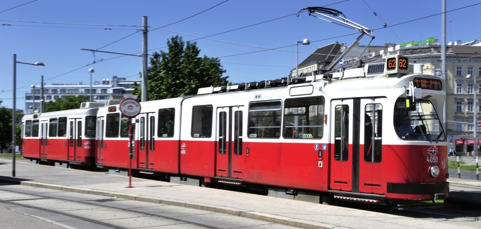 Strassenbahn der Linie 62 im Bereich Karlsplatz.