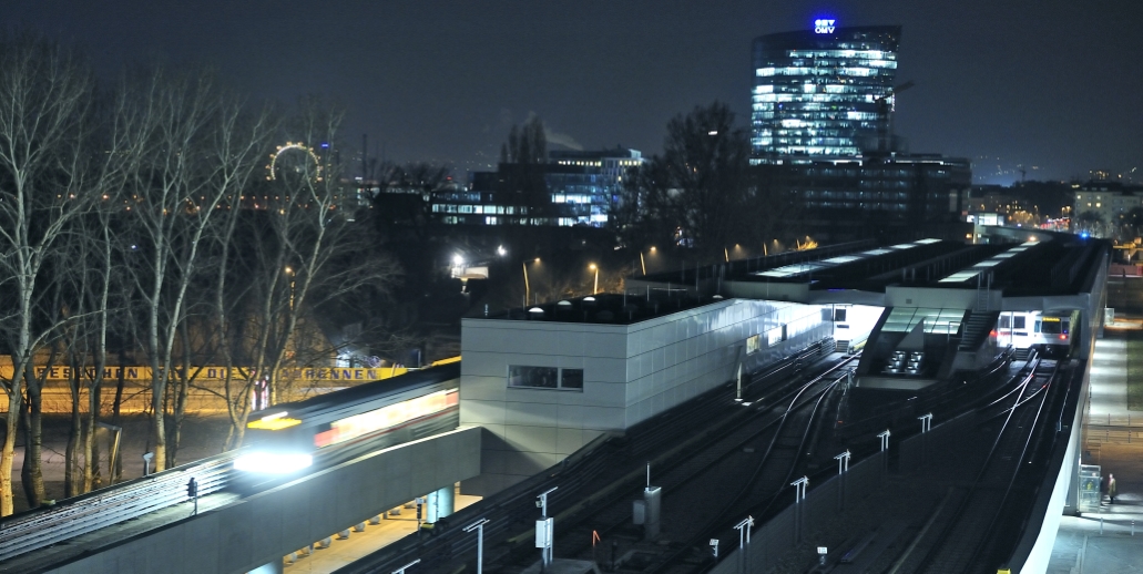 Wochenend-Nachtbetrieb ab der Nacht vom 3.9. auf den 4.9.2010. V-Zug der Linie U2 bei der Ausfahrt aus der Station Stadion.