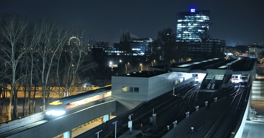 Wochenend-Nachtbetrieb ab der Nacht vom 3.9. auf den 4.9.2010.  V-Zug der Linie U2 bei der Ausfahrt aus der Station Stadion.