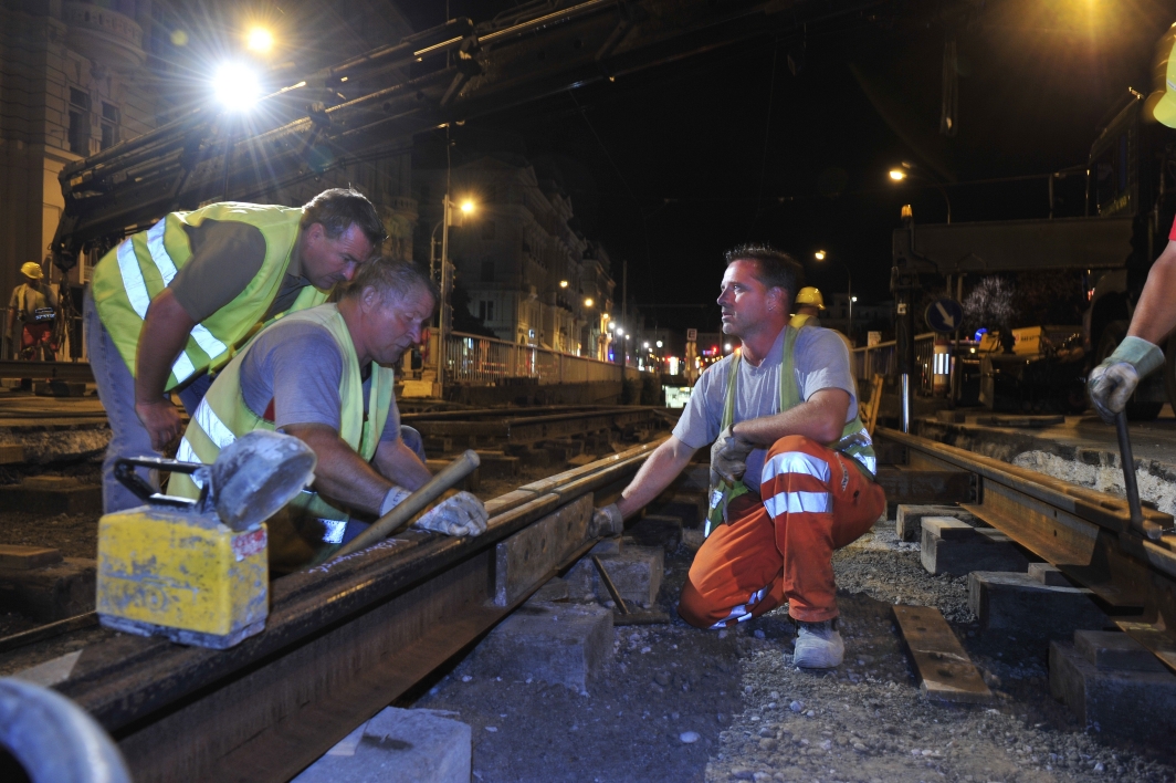 Nächtliche Instandhaltungsarbeiten der Straßenbahngleise in der Währinger Straße.