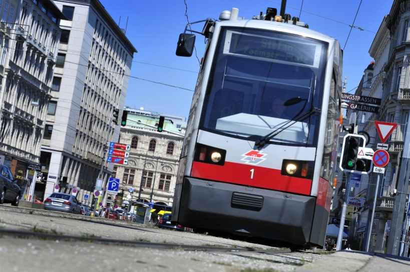 Strassenbahn vom Typ ULF der Linie 1 im Bereich Karlsplatz.