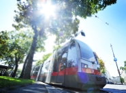 Straßenbahn vom Typ ULF  im Bereich Dr. Karl Renner Ring