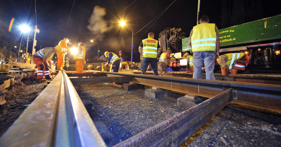 Nächtliche Instandhaltungsarbeiten der Straßenbahngleise in der Währinger Straße.