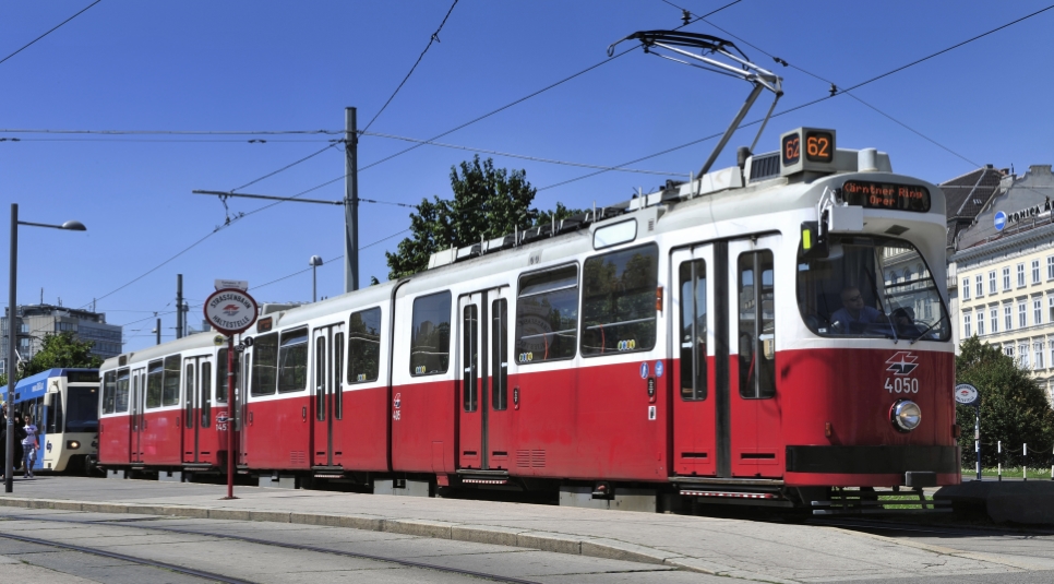 Strassenbahn der Linie 62 im Bereich Karlsplatz.