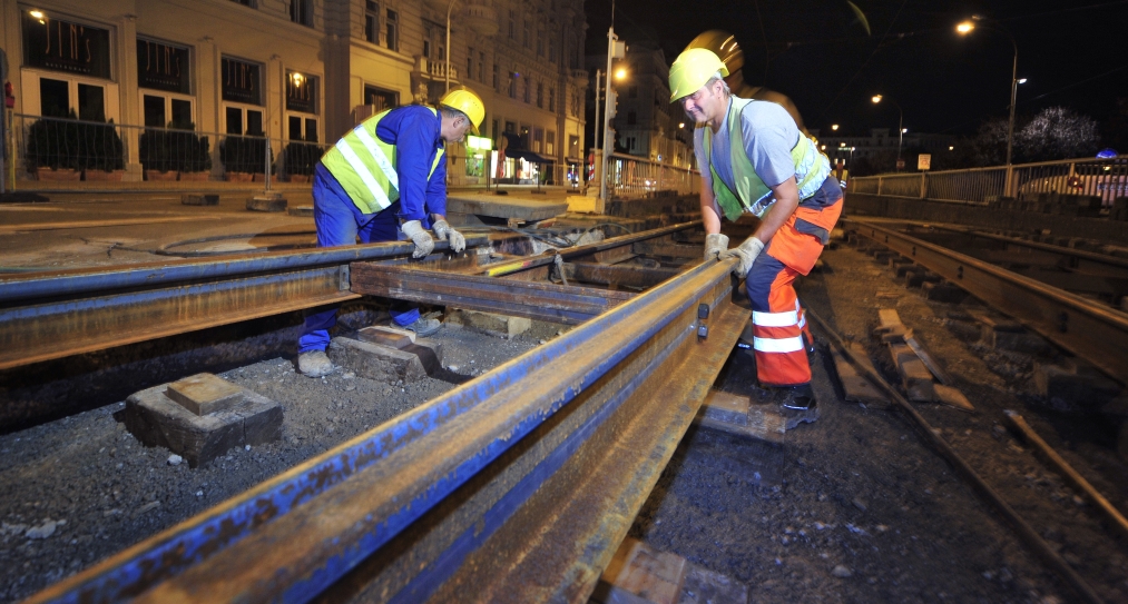 Nächtliche Instandhaltungsarbeiten der Straßenbahngleise in der Währinger Straße.