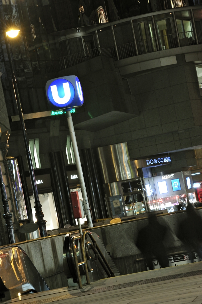 Wochenend-Nachtbetrieb ab der Nacht vom 3.9. auf den 4.9.2010. U-Bahn-Würfel am Wiener Stephansplatz.