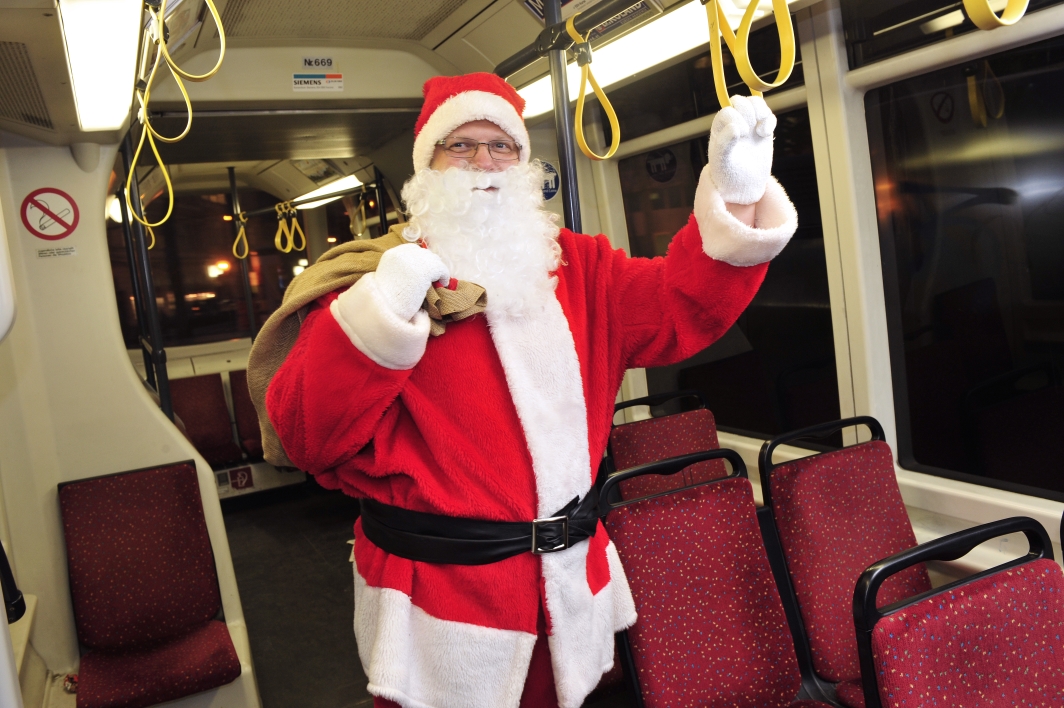 Der Weihnachtsmann unterwegs in Wien mit U-Bahn und Strassenbahn der Wiener Linien.