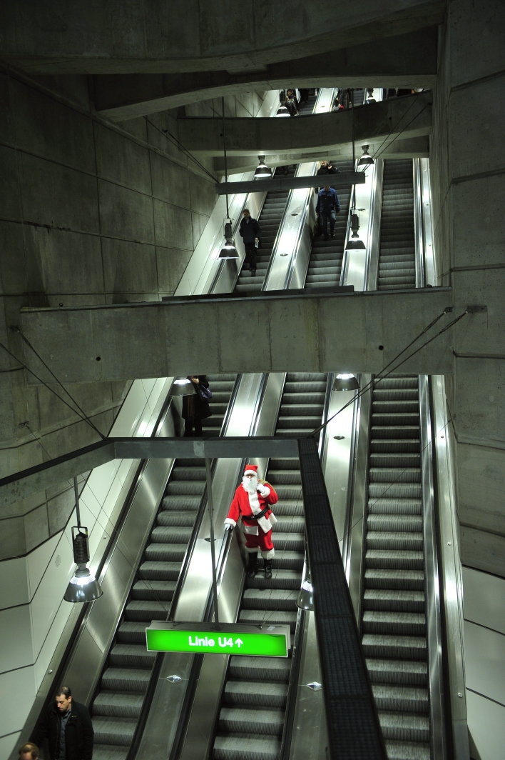 Der Weihnachtsmann unterwegs in Wien mit U-Bahn und Strassenbahn der Wiener Linien.