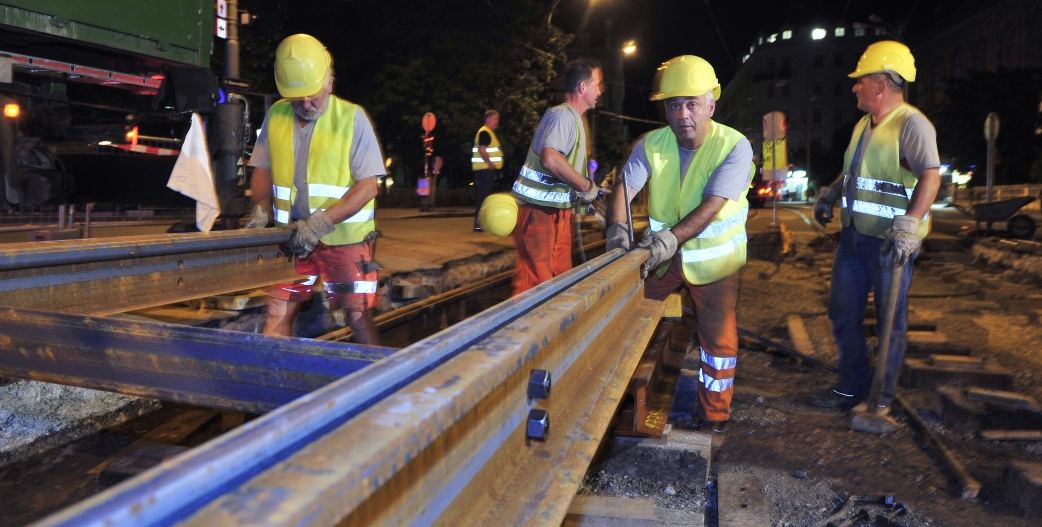 Nächtliche Instandhaltungsarbeiten der Straßenbahngleise in der Währinger Straße.