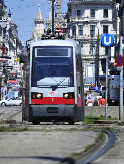 Strassenbahn vom Typ ULF der Linie 1 im Bereich Karlsplatz.