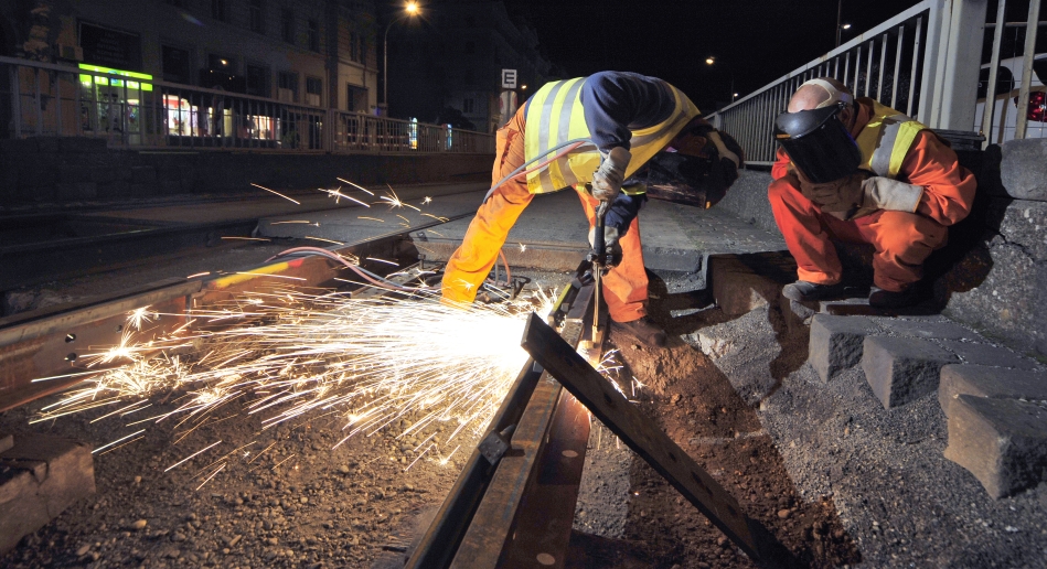 Nächtliche Instandhaltungsarbeiten der Straßenbahngleise in der Währinger Straße.