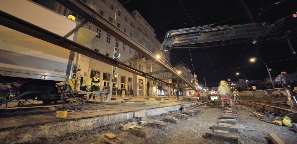 Nächtliche Instandhaltungsarbeiten der Straßenbahngleise in der Währinger Straße.