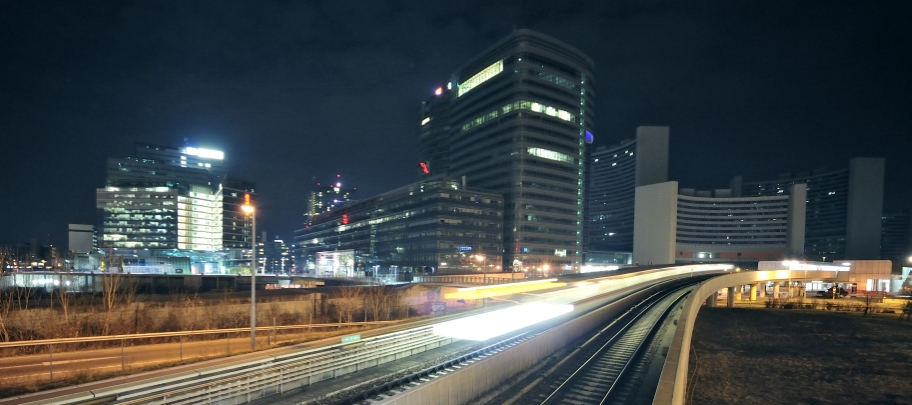 Wochenend-Nachtbetrieb ab der Nacht vom 3.9. auf den 4.9.2010. Zug der Linie U1 nahe der Station Kaisermühlen, Vienna International Center.