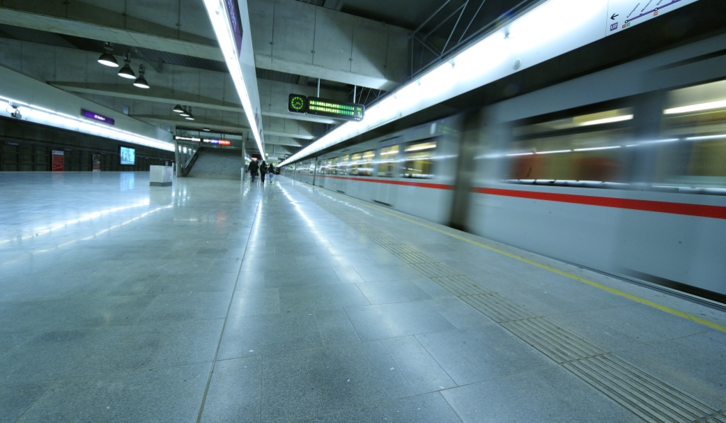 Wochenend-Nachtbetrieb ab der Nacht vom 3.9. auf den 4.9.2010. V-Zug bei Fahrt aus der Station.