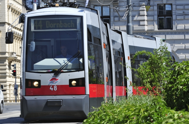 Strassenbahn vom Typ ULF der Linie 44 im Bereich Schottentor / Universität.