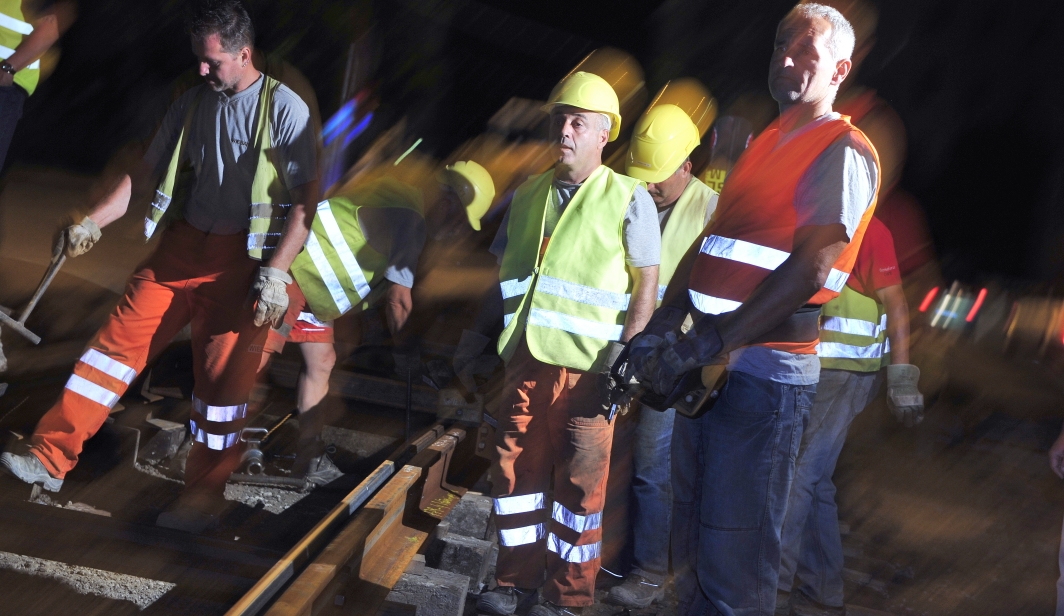 Nächtliche Instandhaltungsarbeiten der Straßenbahngleise in der Währinger Straße.