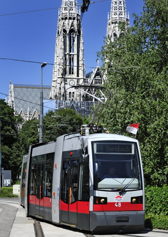 Strassenbahn vom Typ ULF der Linie 44 im Bereich Schottentor / Universität.