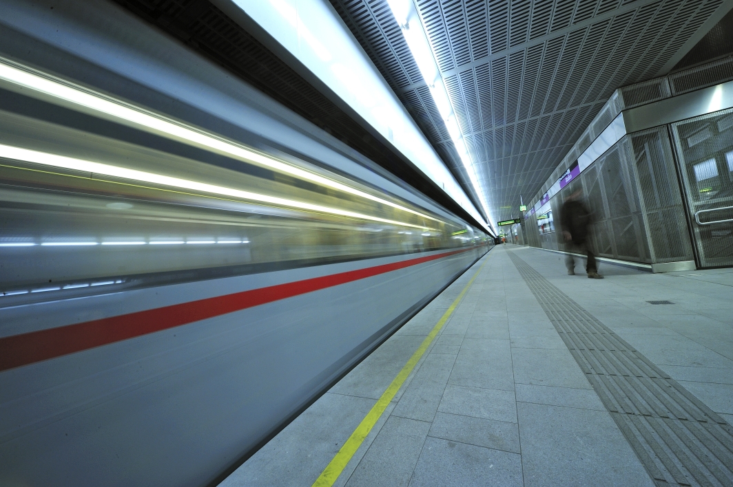 Wochenend-Nachtbetrieb ab der Nacht vom 3.9. auf den 4.9.2010. V-Zug bei Fahrt aus der Station.