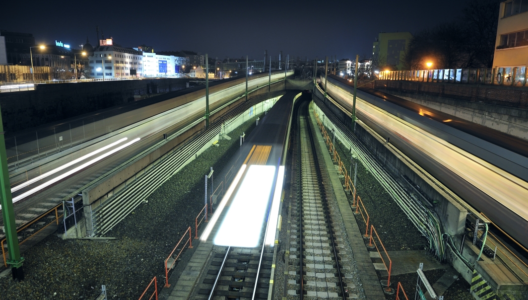 Wochenend-Nachtbetrieb ab der Nacht vom 3.9. auf den 4.9.2010. Züge der Linie U6 und U4 nahe der Station Längenfeldgasse.