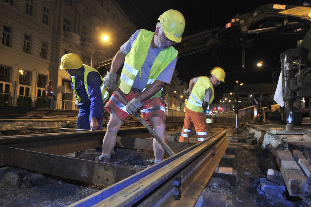 Nächtliche Instandhaltungsarbeiten der Straßenbahngleise in der Währinger Straße.