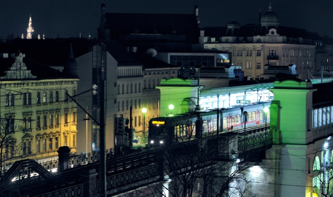 Wochenend-Nachtbetrieb ab der Nacht vom 3.9. auf den 4.9.2010. Zug der Linie U6 bei der Ausfahrt aus der Station Josefstädter Straße.