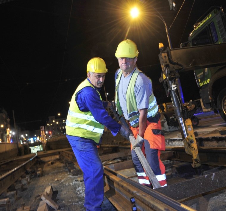 Nächtliche Instandhaltungsarbeiten der Straßenbahngleise in der Währinger Straße.