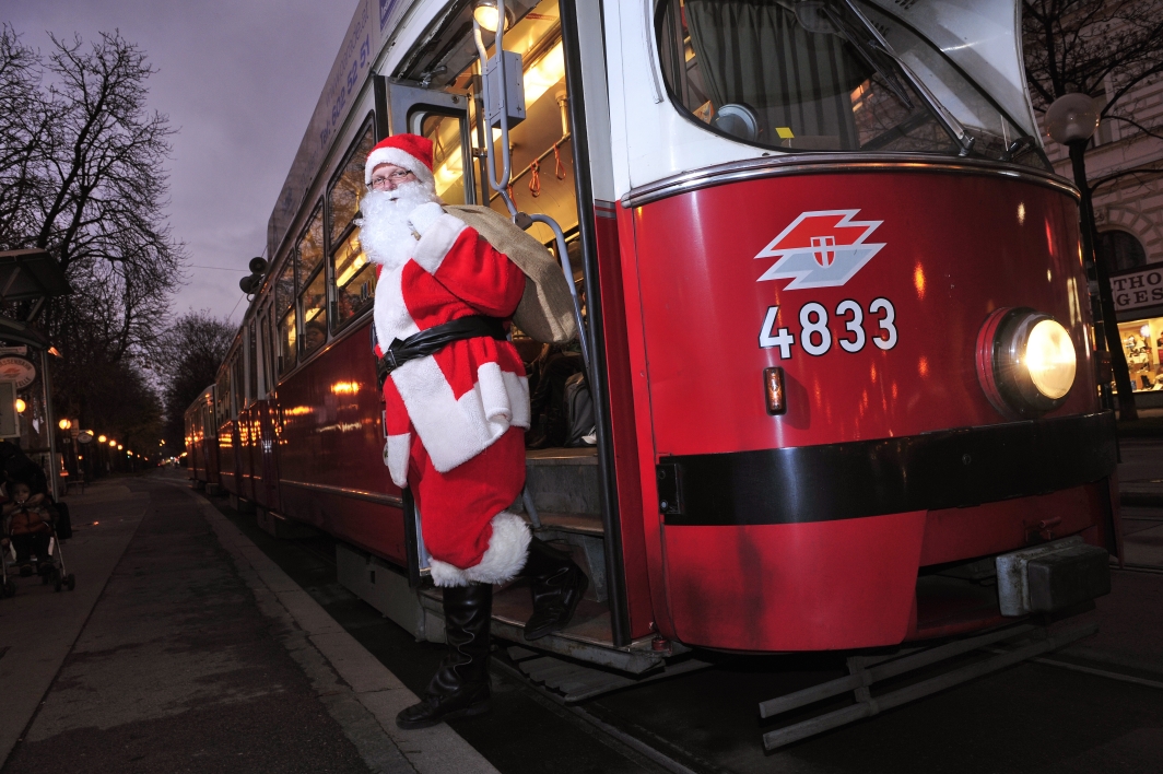 Der Weihnachtsmann unterwegs in Wien mit U-Bahn und Strassenbahn der Wiener Linien.