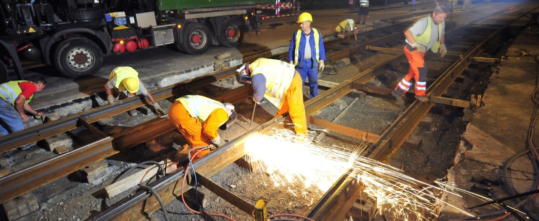 Nächtliche Instandhaltungsarbeiten der Straßenbahngleise in der Währinger Straße.