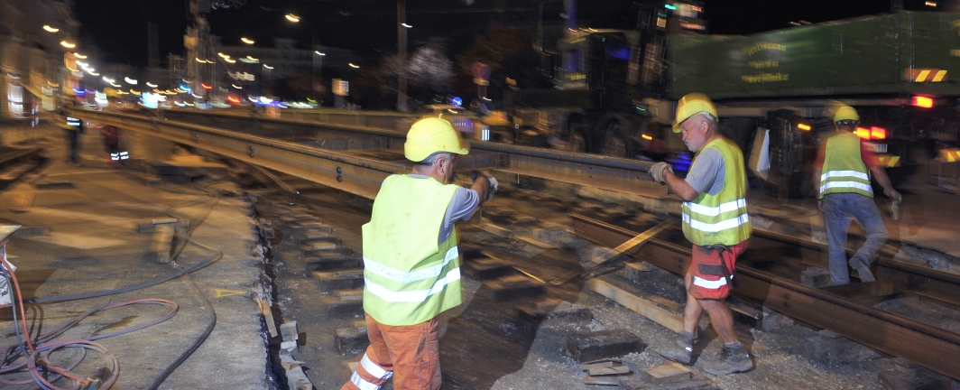 Nächtliche Instandhaltungsarbeiten der Straßenbahngleise in der Währinger Straße.